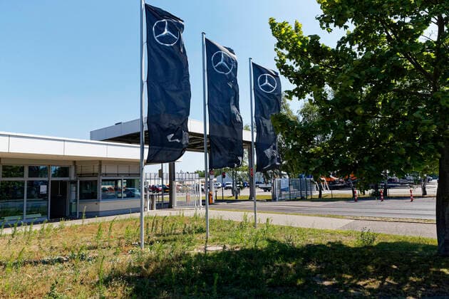 Mercedes-Benz Werk Ludwigsfelde 2020-06-22, Ludwigsfelde, Deutschland - Südtor des Transporter-Werks der Meccedes-Benz GmbH in Ludwigsfelde im Süden vor Berlin, wo der Sprinter vom Band rollt.