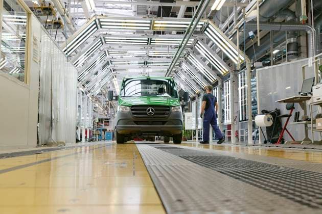 Springer-Produktion bei Mercedes-Benz in Ludwigsfelde 2020-06-22, Ludwigsfelde, Deutschland - Mercedes-Benz Werk in Ludwigsfelde bei Berlin, wo der Sprinter vom Band rollt. Im Bild die Qualitätskontrolle.