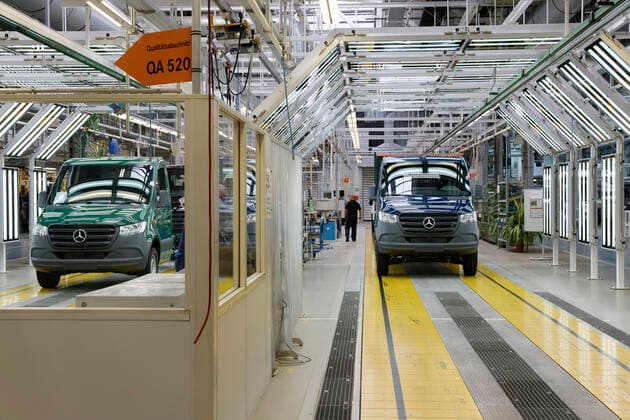 Springer-Produktion bei Mercedes-Benz in Ludwigsfelde 2020-06-22, Ludwigsfelde, Deutschland - Mercedes-Benz Werk in Ludwigsfelde bei Berlin, wo der Sprinter vom Band rollt. Im Bild die Qualitätskontrolle.