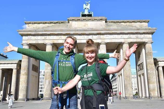 Bilder des Jahres 2020, Entertainment 06 Juni Entertainment Themen der Woche KW26 Entertainment Bilder des Tages Laura & Meik laufen 750 Km für die KULTUR Laura & Meik Nach dreiwoechiger PIlgerreise fuer die Cortona angeschlagene Kulturlandschaft, endlich am Ziel: Laura & Meik erreichen mit Rucksack & Smartphone nach 750 km Fußmarsch durch die Theaterlandschaft in Deutschland das Brandenburger Tor zum Fototermin in Berlin am 23.06.2020