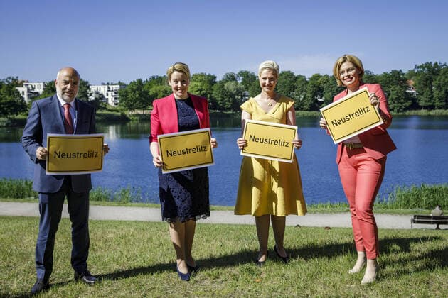 Bilder des Jahres 2020, News 06 Juni News Themen der Woche KW26 V.l.n.r.: Markus Kerber, Staatssekretaer im Bundesministerium des Innern, fuer Bau und Heimat, Bundesfamilienministerin Franziska Giffey, SPD, Manuela Schwesig, Ministerpraesidentin von Mecklenburg-Vorpommern, SPD, und Bundeslandwirtschaftsministerin Julia Kloeckner, CDU, aufgenommen im Anschluss an den Festakt zur Gruendung der Deutschen Stiftung fuer Engagement und Ehrenamt in Neustrelitz, 23.06.2020. Neustrelitz Deutschland
