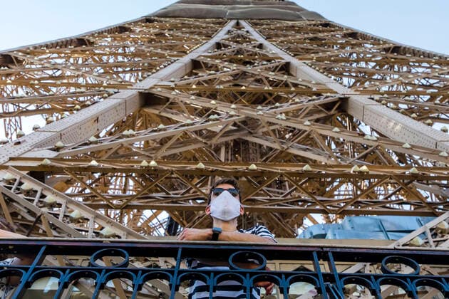 Bilder des Jahres 2020, News 06 Juni News Themen der Woche KW26 Paris, France June 25, 2020 - Official reopening to visitors at the Eiffel Tower. The emblematic monument of the capital had remained closed from March 13 due to the coronavirus outbreak. Only access by stairs to the 2nd floor is possible and wearing a mask is compulsory - Visitors enjoy the panorama TOUR EIFFEL, MONUMENT PARISIEN, TOURISME, SITE CULTUREL, DECONFINEMENT, SITE TOURISTIQUE MAJEUR, FRANCE, CAPITALE FRANCAISE, SYMBOLE, ICONE, VUE SUR PARIS, PANORAMA, MASQUE, EPIDEMIE, COVID19, CORONAVIRUS, PANDEMIE Copyright: xVincentxIsorex