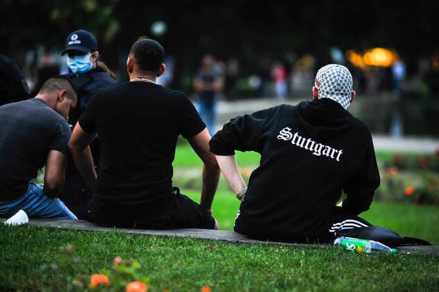 Bilder des Jahres 2020, News 06 Juni News Themen der Woche KW26 Jugendliche im Schlossgarten. Eine Woche nach der Krawallnacht in Stuttgart. Abendsstimmung am Eckensee und auf der Königstrasse und Schlossgarten am Freitagabend. Viele Jugendliche ca. 200, manche haben Alkohol dabei. Die Polizei zeigt Präsentz und macht eine Kontrolle von ca. 30-50 Personen von den, die in eine Reihe sitzen. Stuttgart Baden-Wuerttemberg Deutschland Copyright: xMaxxKovalenkox