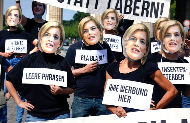 Bilder des Jahres 2020, News 06 Juni News Bilder des Tages Wir haben es satt Protest gegen Agrarpolitik Unter dem Motto Wir haben es satt und mit Masken von Bundeslandwirtschaftsministerin Julia Kloeckner demonstrieren Umweltaktivisten am Brandenburger Tor gegen die Agrarpolitik der Bundesregierung. Berlin Berlin Deutschland