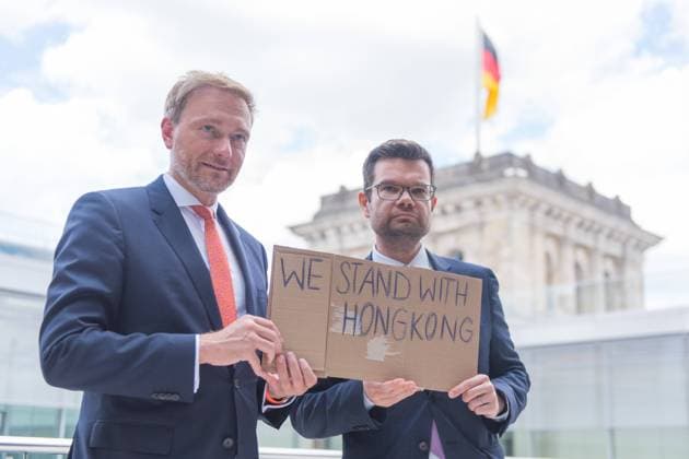 News Themen der Woche KW27 Bilder des Jahres 2020, News 06 Juni News Bilder des Tages Berlin, Pressekonferenz FDP Fraktion Deutschland, Berlin - 30.06.2020: Im Bild ist Christian Lindner (Bundesvorsitzender FDP) und Marco Buschmann (FDP) vor der Pressekonferenz der Fraktion mit einem WE STAND WITH HONGKONG Schild im deutschen Bundestag zu sehen. Berlin Bundestag Berlin Deutschland