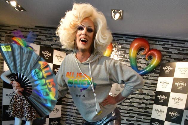 All is Love Hard Rock CafÃ Berlin neue Pride-Kollektion All is Love Hard Rock CafÃ Berlin stellt die neue Pride-Kollektion vor im Hard Rock und The Mercury Phoenix Trust kreieren Kollektion mit dem Titel All is One praesentieren -Dragqueens Bambi Mercury, Jurassica Parka und Destiny Drescher die neue Linie, Erloese gehen an den Mercury Phoenix Trust in Berlinam 01.07.20206
