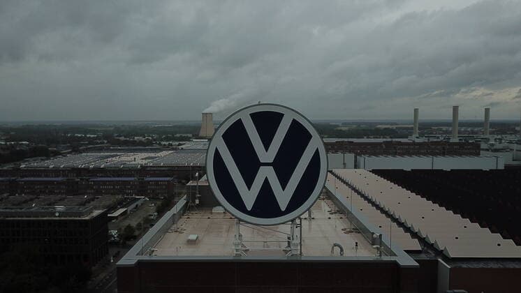 Luftaufnahmen VW Werk Wolfsburg Volkswagen Werk Wolfsburg - Luftaufnahme Firmenlogo Werksgelände Niedersachsen, Volkswagen, Deutschland Industrie, Auto, Automobilindustrie, Wirtschaft, Wolfsburg, Automobilkriese, Wirtschaftsmarkt, VW, Polo, Golf, Passat, Tiguan, Tuareg, Caddy, Volksauto, Logo, VW-Skandal, Dieselskandal, Abwrackprämie, Continental, Diesel-Razzia, Diesel, Benziner, Wolfsburg Niedersachsen Deutschland Copyright: xMartinxDziadekx