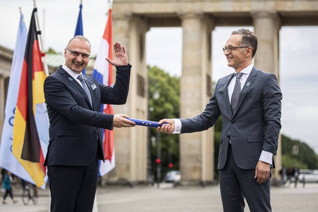 Bilder des Jahres 2020, News 07 Juli News Themen der Woche KW27 News Bilder des Tages Heiko Maas (R), Bundesaussenminister, und Goran Grlic Radman (L), Aussenminister von Kroatien, aufgenommen im Rahmen der symbolischen Staffelstabuebergabe der EU-Ratspraesidentschaft vor dem Brandenburger Tor in Berlin, 01.07.2020. Nachdem Kroatien in der ersten Haelfte des Jahres 2020 die Ratspraesidentschaft inne hatte, uebernimmt Deutschland bis Ende des Jahres dieses Amt. Berlin Germany