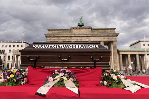 Bilder des Jahres 2020, News 07 Juli News Themen der Woche KW27 Entertainment Bilder des Tages Berlin, Demonstration der Veranstaltungsbranche Deutschland, Berlin - 01.07.2020: Im Bild ist ein Sarg mit der Aufschrift Veranstaltungsbranche vor dem Brandenburger Tor zu sehen. Berlin Berlin Deutschland