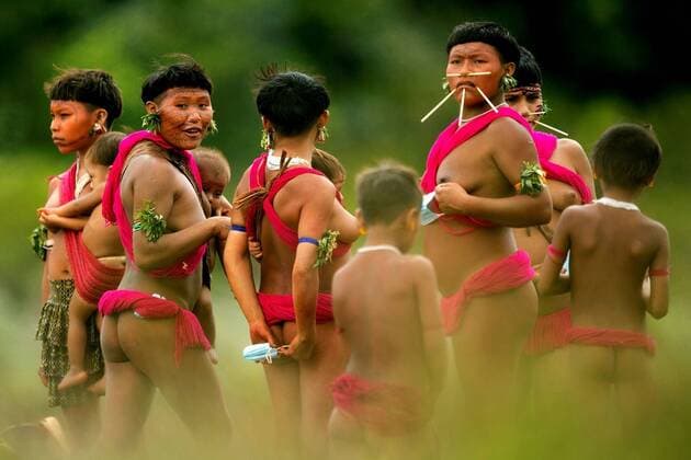 Bilder des Jahres 2020, News 07 Juli News Themen der Woche KW27 News Bilder des Tages Members of the Yanomami people in the Surucucu region, Alto Alegre municipality, Roraima state, Brazil, 01 July 2020. The coronavirus has entered the largest indigenous land in Brazil and threatens the historical guardians of the Amazon. After centuries of fighting, the Yanomami people are now facing a silent enemy who has already killed at least four members of their ethnic group, including three babies. Protected by an infinite blanket of dense vegetation that covers the states of Roraima, bordering Venezuela, and Amazonas (north), the Yanomami villages are located deep in the Amazon jungle, in an area of nine million hectares - a surface similar to that of Austria - with just 28,000 inhabitants. Brazil tries to contain the coronavirus Copyright: xJoedsonxAlvesx AME9965 20200701-637292368122823152