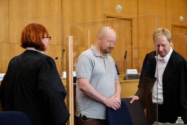 Bilder des Jahres 2020, News 07 Juli News Themen der Woche KW27 02.07.2020, xmkx, Justiz, Prozess gegen Stephan Ernst und Markus H. wegen des Mordes an Walter Luebcke v.l. Angeklagter Markus H., Anwaelte Foto: Moritz Kegler Foto Scheiber Pool, Frankfurt am Main Hessen Deutschland (DE) Oberlandesgericht