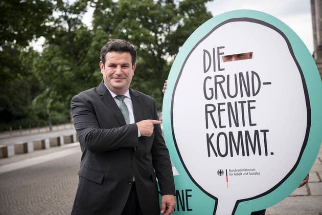 Bilder des Jahres 2020, News 07 Juli News Themen der Woche KW27 News Bilder des Tages Arbeitsminister Hubertus Heil (SPD) steht am 2.7.2020 am Reichstagsgebäude neben einem Aufsteller mit der Aufschrift Die Grundrente kommt . Im Bundestag wurde heute die Grundrente beschlossen. Foto: bildgehege Grundrente