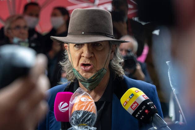 Bilder des Jahres 2020, Entertainment 07 Juli Entertainment Themen der Woche KW27 Erste Theater-Premiere nach Ausbruch der Corona-Pandemie 2020 - Paradiso - Die Show-Oase im Schmidts Tivoli - Udo Lindenberg mit Maske - Mund-Nase-Schutz;Erste Theater-Premiere nach Ausbruch der Corona-Pandemie 2020 - Paradiso - Die Show-Oase im Schmidts Tivoli -, Hamburg Hamburg Deutschland Schmidts Tivoli