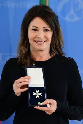 Verleihung des Landesverdienstordens Iris Berben 01.07.2020, Nordrhein-Westfalen, Düsseldorf: In diesem Jahr wird die Landesverfassung des Landes Nordrhein-Westfalen 70 Jahre alt. Aus diesem Anlass zeichnet der Ministerpräsident Armin Laschet zehn Persönlichkeiten für ihre Verdienste um das Gemeinwohl mit dem Verdienstorden des Landes aus.