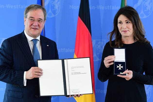 Verleihung des Landesverdienstordens Armin Laschet ( Ministerpräsident Nordrhein-Westfalen ), links - Iris Berben, rechts 01.07.2020, Nordrhein-Westfalen, Düsseldorf: In diesem Jahr wird die Landesverfassung des Landes Nordrhein-Westfalen 70 Jahre alt. Aus diesem Anlass zeichnet der Ministerpräsident Armin Laschet zehn Persönlichkeiten für ihre Verdienste um das Gemeinwohl mit dem Verdienstorden des Landes aus.
