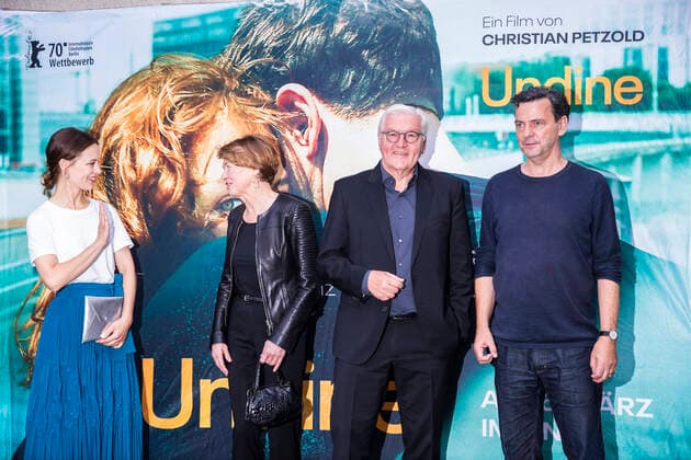 Bilder des Jahres 2020, Entertainment 07 Juli Entertainment Themen der Woche KW27 News Bilder des Tages Bundespraesident Frank-Walter Steinmeier (2R), seine Frau Elke Buedenbender (2L), Schauspielerin Paula Beer (L) und Regisseur Christian Petzold (R) bei der Vorstellung des Films Undine im Delphi Filmpalast in Berlin am 2. Juli 2020. Ab heute koennen Kinos unter Einhaltung von Abstand- und Hygienemassnahmen wieder fuers Publikum eroeffnen. Wiedereroeffnung der Kinos in Berlin