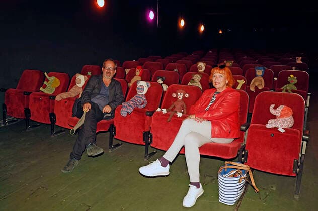Bilder des Jahres 2020, Entertainment 07 Juli Entertainment Themen der Woche KW27 News Bilder des Tages Christos Acrivulis und Zazie de Paris bei der Wiedereröffnung des Programmkinos Klick in Charlottenburg nach dem Lockdown wegen der Corona-Epidemie. Statt der 83 Plätze dürfen bei Einhaltung der Abstandsregeln nur 18 Plätze belegt werden. Die Eintrittspreise sind gleich geblieben. Die Kuscheltiere stellt eine benachbarte Designerin in der Windscheidstraße zur Verfügung, die bei ihr auch gekauft werden können.Berlin, 02.07.2020