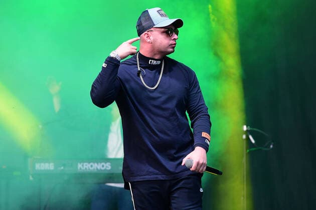 Bilder des Jahres 2020, Entertainment 07 Juli Entertainment Themen der Woche KW27 Entertainment Bilder des Tages Pietro Lombardi - Live am 03.07.2020 im Autokino am Moviepark in Bottrop Pietro Lombardi steht am 03.07.2020 im Autokino am Moviepark in Bottrop auf der Bühne.
