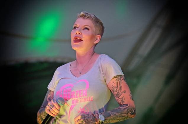 Bilder des Jahres 2020, Entertainment 07 Juli Entertainment Themen der Woche KW27 Melanie Müller bei ihrem Auftritt auf Rügen - sie hatte also nicht nur ein Herz für Malle