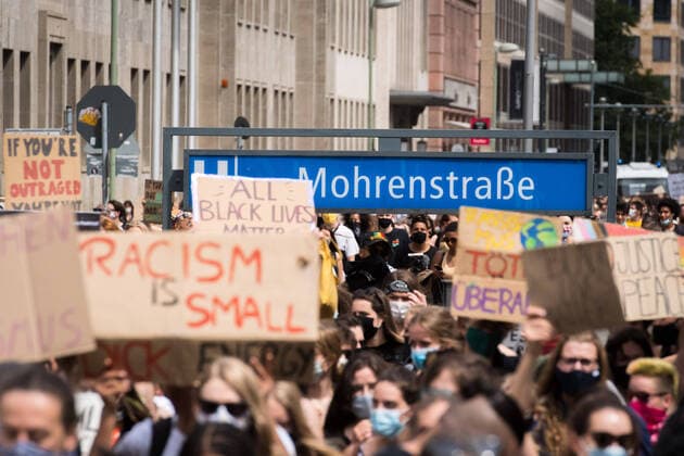 Bilder des Jahres 2020, News 07 Juli News Themen der Woche KW27 Berlin, Nein zu Rassismus -Demonstration Deutschland, Berlin - 04.07.2020: Im Bild ist die Nein zu Rassismus -Demonstration mit ihren Teilnehmer*innen am U-Bahnhof Mohrenstraße zu sehen. Berlin Berlin Deutschland