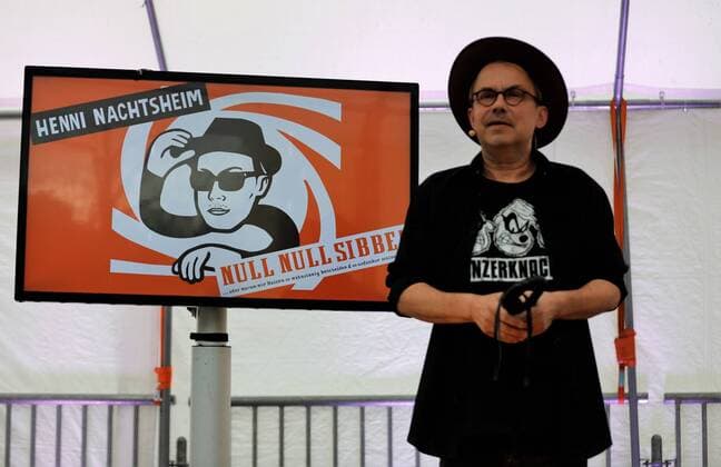 Bilder des Jahres 2020, Entertainment 07 Juli Entertainment Themen der Woche KW27 Entertainment Bilder des Tages 04.07.2020 Offenbach am Main, Parkside Studio Parkside im Hof - Livemusik - Konzert - Open Air Festival Henni Nachtsheim - Best-of-Soloprogramm: Null Null Sibbe!