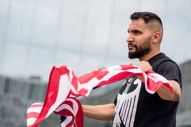 Bilder des Jahres 2020, News 07 Juli News Themen der Woche KW27 News Bilder des Tages Attila Hildmann Europa, Deutschland, Berlin, 04.07.2020: Abschlusskundgebung vor dem Berliner Hauptbahnhof. Der Vegan-Koch Attila Hildmann viel zuletzt mit antisemitischen und verschwörungsideologischen Aussagen auf. Er dankte dem amerikanischen Präsidenten Donald Trump weil dieser sich über die Berichterstattung der Medien beschwert.