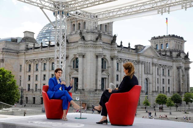 Bilder des Jahres 2020, News 07 Juli News Themen der Woche KW27 News Bilder des Tages Annegret Kramp-Karrenbauer, Bundesministerin der Verteidigung, Tina Hassel, Studioleiterin und Chefredakteurin Fernsehen im ARD- Hauptstadtstudio, Deutschland, Berlin, ARD-Sommerinterview mit Annegret Kramp-Karrenbauer im Bericht aus Berlin