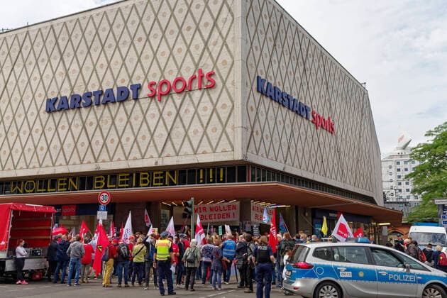 Bilder des Jahres 2020, News 07 Juli News Themen der Woche KW28 Karstadt Sports nicht schließen! 2020-07-10, Berlin, Deutschland - Karstadt Sports-Beschäftigte in der Berliner City West wehren sich mit einer Demonstration und Kundgebung und mit Unterstützung der Dienstleistungsgewerkschaft Verdi gegen die drohende Schließung ihrer Filiale.