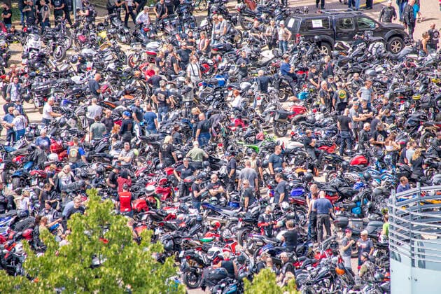 Bilder des Jahres 2020, News 07 Juli News Themen der Woche KW28 News Bilder des Tages Um gegen ein geplantes Fahrverbot von Motorrädern an Sonn- und Feiertagen zu demonstrieren kamen 16500 Menschen nach Leipzig um mit einem Motorradkorso vom Paunsdorf Center über den Innenstadtring auf den Augustusplatz zu fahren. Es ist die größte Demonstration dieser Art in Deutschland.