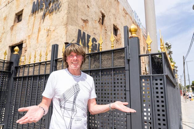 Bilder des Jahres 2020, Entertainment 07 Juli Entertainment Themen der Woche KW28 News Bilder des Tages Mickie Krause - Fotoshooting in Playa de Palma während der Corona-Pandemie - alle Auftritte Mickie Krauses im Megapark wurden Corona-bedingt für die Saison 2020 abgesagt - Mickie Krause vor dem Eingang zum geschlossenen Megapark mit Logo;Mickie Krause - Fotoshooting in Playa de Palma während der Corona-Pandemie - alle Auftritte Mickie Krauses im Megapark wurden Corona-bedingt für die Saison 2020 abgesagt -, Mallorca Balearische Inseln Spanien Playa de Palma