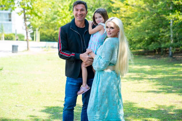 Bilder des Jahres 2020, Entertainment 07 Juli Entertainment Bilder des Tages Daniela Katzenberger mit Ehemann Lucas Cordalis und Tochter Sophia beim Fototermin zur der Präsentation ihres neuen Buches Die Mutti-Mafia - kann mich mal... gernhaben auf dem Spielplatz Mediapark. Köln, 13.07.202013.07.2020