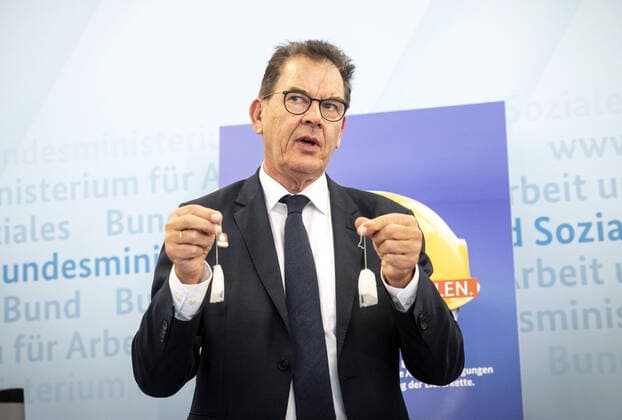 Bilder des Jahres 2020, News 07 Juli News Themen der Woche KW29 News Bilder des Tages Bundesentwicklungsminister Gerd Mueller (L), CSU, und Bundesarbeitsminister Hubertus Heil, SPD, auf einer Pressekonferenz zum Nationalen Aktionsplan Wirtschaft und Menschenrechte (NAP2030). Berlin, 14.07.2020 Berlin Deutschland