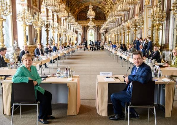Bilder des Jahres 2020, News 07 Juli News Themen der Woche KW29 News Bilder des Tages Bundeskanzlerin Dr. Angela Merkel (links), und Ministerpräsident Dr. Markus Söder (rechts), bei der Kabinettssitzung in der Spiegelgalerie des Neuen Schlosses Herrenchiemsee. ! ACHTUNG: Nur redaktionelle Nutzung-Editorial Use Only, mit vollständiger Creditnennung: imago images-Bayerische Staatskanzlei !