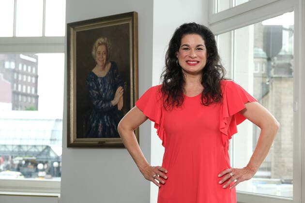 Bilder des Jahres 2020, Entertainment 07 Juli Tussipark Hamburg Caroline Kiesewetter nach der Fotoprobe zur Komödie Tussipark vor einem Gemälde von Heidi Kabel im Ohnsorg Theater Hamburg 14.7.2020