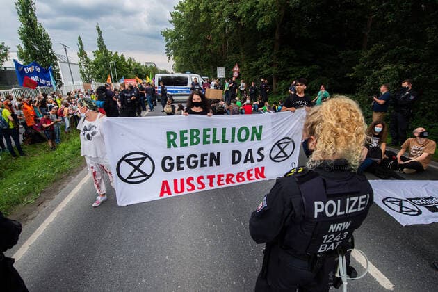 Bilder des Jahres 2020, News 07 Juli News Themen der Woche KW29 News Bilder des Tages 17.07.2020 - Umweltaktivisten blockieren Straße bei Tönnies Hauptwerk: Demonstranten mit einer Sitzblockade. , Rheda-Wiedenbrück Nordrhein-Westfalen Deutschland