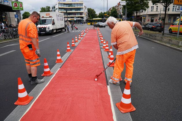 Bilder des Jahres 2020, News 07 Juli News Themen der Woche KW29 Berlin GER, Berlin, 20200717, Strassenmarkierung am Walter Schreiber Platz für Radfahrer, in der Schloßstrasse, Steglitz