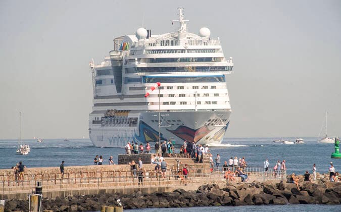 Bilder des Jahres 2020, News 07 Juli News Themen der Woche KW29 News Bilder des Tages Das Kreuzfahrtschiff AIDAmar passiert die Mole vor Warnemünde. Die Reederei Aida Cruises bereitet für Rostock den Neustart in die Kreuzfahrtsaison vor. Heute machen die Schiffe AIDAmar und AIDAblu im Überseehafen Rostock fest um . Am 12. August soll dann die diesjährige Kreuzfahrtsaison in Warnemünde eröffnet werden. Bis zum Ende des Monats sind insgesamt sechs drei- bis viertägige Kurzreisen geplant. Zuvor beginnt der Aida-Neustart in Hamburg mit der AIDAperla. Rostock Waenemünde