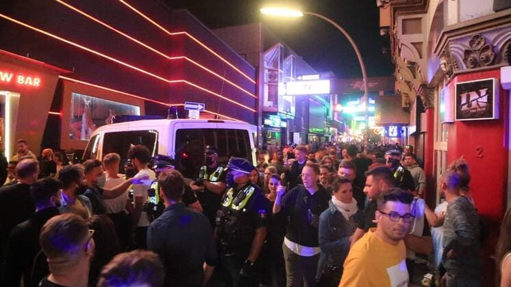 Bilder des Jahres 2020, Entertainment 07 Juli News Bilder des Tages Hamburg, der 19.07.2020 Die Hamburger Polizei sperrte die berühmte Partymeile Große Freiheit auf St. Pauli in der Nacht von Samstag auf Sonntag zwei Mal. Dabei riegelten Beamte mit Fahrzeugen die Eingange zur Vergnügungsmeile unweit der Reeperbahn ab und ließen nur noch Besucher heraus. Auf Grund der sommerlichen Nachttemperaturen feierten zahlreiche Besucher auf der Straße. Die Einhaltung der Kontaktbeschränkungen und des Mindestabstandes konnte so nicht mehr gewährleistet werden. Polizei sperrt Große Freiheit nach wilder Party, St. Pauli Hamburg Deutschland
