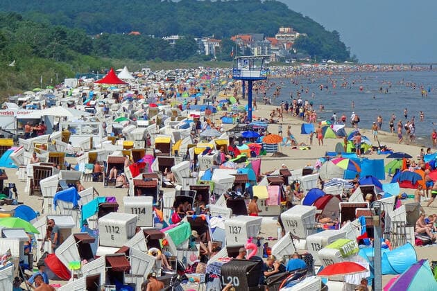 Bilder des Jahres 2020, News 07 Juli News Themen der Woche KW29 News Bilder des Tages Sommerferien in Deutschland. Voller Strand in Heringsdorf auf Usedom, trotz Verbot von Tagesgästen. Lockerung in Mecklenburg Vorpommern, von Corona nichts mehr zu merken. Urlauber und Einheimische hier in Heringsdorf auf der Insel Usedom. 19.07.2020 in Heringsdorf (Coronavirus)