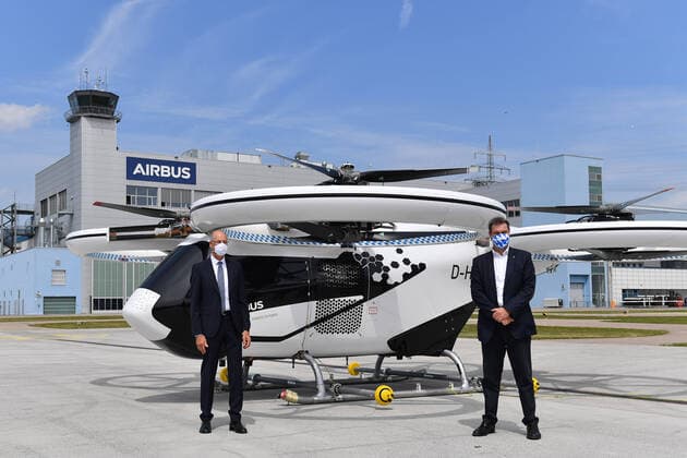 Bilder des Jahres 2020, News 07 Juli News Themen der Woche KW30 News Bilder des Tages Markus SOEDER (Ministerpraesident Bayern und CSU Vorsitzender) inspiziert das Airbus Flugtaxi CITYAIRBUS. Markus SOEDER (Ministerpraesident Bayern und CSU Vorsitzender) besucht das Airbus Helicopter Werk in Donauwoerth am 20.07.2020.