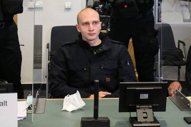 Bilder des Jahres 2020, News 07 Juli News Themen der Woche KW30 News Bilder des Tages Angeklagter Stephan Balliet sitzt grinsend auf der Anklagebank - Zweiter Prozesstag im Landgericht Magdeburg gegen den Halle Attentäter Stephan Balliet insgesamt fünf Richterinnen und Richter entscheiden am Ende über das Urteil, ein sechster steht als Reserve parat. Die Vorsitzende Richterin ist Ursula Mertens. 43 Nebenklägerinnen und -kläger sind zum Prozess am Landgericht in Magdeburg zugelassen, die von 21 Anwälten beraten werden. Personen Bitte Pixeln-Personen Unkenntlich machen