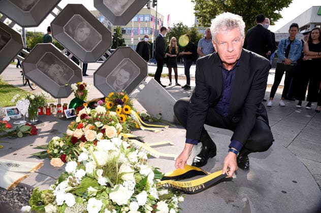 Bilder des Jahres 2020, News 07 Juli News Themen der Woche KW30 News Bilder des Tages Dieter Reiter bei einer Gedenkveranstaltung und Kranzniederlegung am Denkmal für die Opfer des Attentats am Olympia-Einkaufszentrum, bei dem am 22. Juli 2016 neun Menschen getötet wurden. München, 22.07.2020