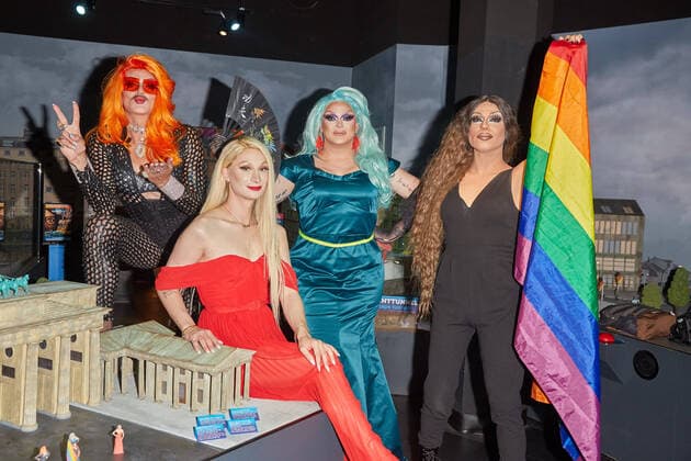 Bilder des Jahres 2020, Entertainment 07 Juli Entertainment Themen der Woche KW30 Entertainment Bilder des Tages Dragqueens Gloria Viagra, Candy Crash, Barbie Breakout und Judy Ladivina - Regenbogenfarben ziehen im Little BIG City Berlin ein und die echten Dragqueens setzten ihre Mini-Figuren ein. Regenbogenfarben im Little BIG City Berlin