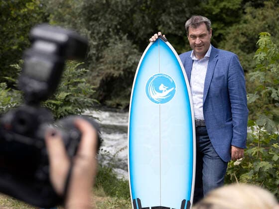 Bilder des Jahres 2020, News 07 Juli News Themen der Woche KW30 News Bilder des Tages Spatenstich Nürnbergs neue Surferwelle am 24.07.2020 in Nürnberg (), Germany, HMB Media Schumacher Bild: Markus Söder (Ministerpräsident) mit Surfbrett Copyright: HMBxMedia Schumacher