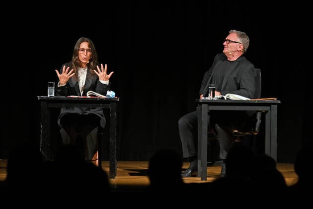 Bilder des Jahres 2020, Entertainment 07 Juli Entertainment Themen der Woche KW30 Lesung der beiden Schauspieler Bernhard Schir und Maria Köstlinger, im Rahmen des Literaturschwerpunktes Daniel Kehlmann, zu seinem Schauspiel Heilig Abend , im Rahmen der Salzkammergut Festwochen Gmunden, im Toskana Kongress in Gmunden, am 25.07.20. Das Bild zeigt links Schauspielerin Maria Köstlinger alsPhilosophieprofessorin und Schauspieler Bernhard Schir als Verhörspezialist 2020 - Lesung der beiden Schauspieler Bernhard Schir und Maria Köstlinger, im Rahmen des Literaturschwerpunktes Daniel Kehlmann, zu seinem Schauspiel Heilig Abend , im Rahmen der Salzkammergut Festwochen Gmunden, im Toskana Kongress in Gmunden, am 25.07.20.