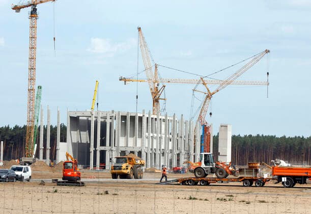 Bilder des Jahres 2020, News 07 Juli News Themen der Woche KW31 News Bilder des Tages Tesla Giga Factory Gruenheide Gruenheide, DEU, 28.07.2020 - Baustelle Tesla Gigafactory 4 im Ortsteil Freienbrink in Gruenheide, nahe Berlin. Tesla-Chef Elon Musk glaubt, dass der Standort in unvorstellbarer Geschwindigkeit fertiggestellt wird. Gruenheide Brandenburg Deutschland