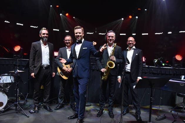Bilder des Jahres 2020, Entertainment 07 Juli Entertainment Themen der Woche KW31 Entertainment Bilder des Tages Der Musiker und Entertainer Tom Gaebel feiert 2020 sein 15jähriges Jubiläum und spielt mit seiner Band im Rahmen von Arena Now ein Best of Konzert am 17.08. in seiner Wahlheimat Köln