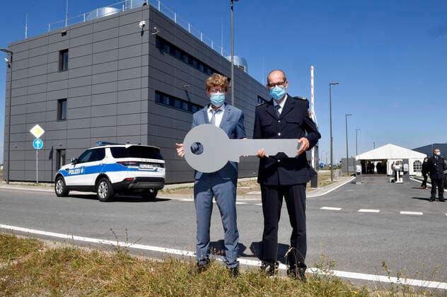 Bilder des Jahres 2020, News 07 Juli News Themen der Woche KW31 News Bilder des Tages Engelbert Lütke Daldrup, Vorsitzender der Geschäftsführung der Flughafen Berlin Brandenburg GmbH, und Karl-Heinz Weidner, Präsident der Bundespolizeidirektion Berlin beim Fototermin anlässlich der Fertigstellung des Dienstgebäudes der Bundespolizei am Flughafen Berlin Brandenburg. Schönefeld, 31.07.2020