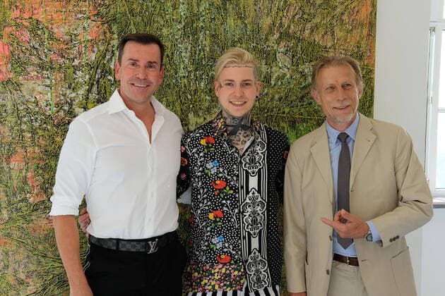 Bilder des Jahres 2020, Entertainment 07 Juli Entertainment Themen der Woche KW31 Alexander Höller mit seinem Vater Jürgen Höller und Fussballtrainer Christoph Daum bei seiner Ausstellungseröffnung Höller -Sturm am 31.07.2020 in der Galerie Martina Kaiser in Köln Ausstellungseröffnung von Kunst Shooting-Star Alexander Höller in Köln