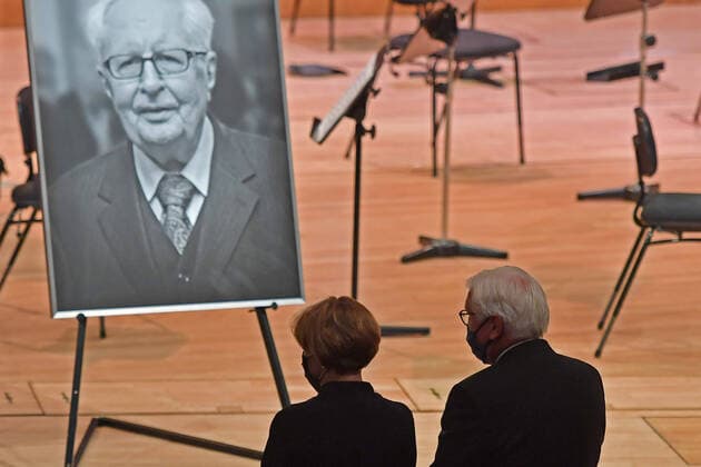 Bilder des Jahres 2020, News 08 August News Themen der Woche KW32 News Bilder des Tages Bundespraesident Frank Walter STEINMEIER und Ehefrau Elke BUEDENBENDER stehen vor einem Portraitfoto des Verstorbenen. Trauerfeier fuer den verstorbenen Muenchner Alt-OB und Ehrenbuerger Dr. Hans-Jochen Vogel (SPD) am 03.08.2020 in der Philharmonie im Gasteig in Muenchen,